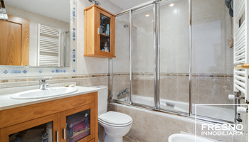 31.Cobeña, pareado, baño ppal.jpg